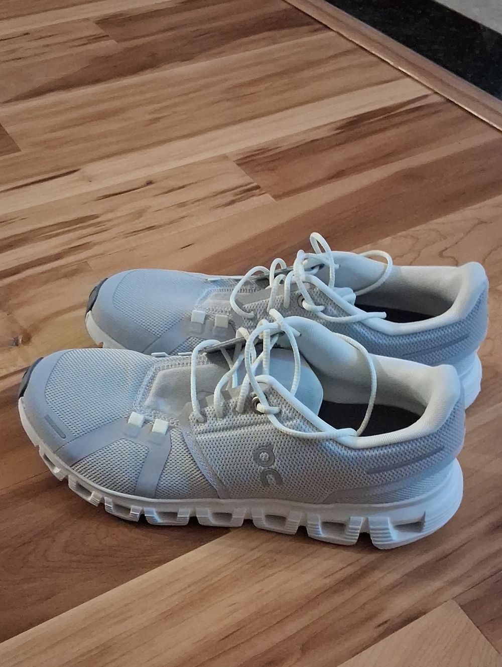 On Cloud Running Shoes - Light Gray - Picture 2 of 9